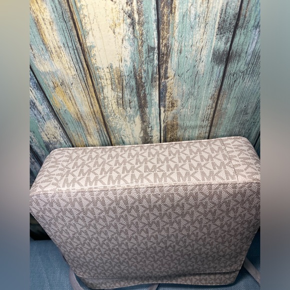 MICHAEL KORS JET SET TRAVEL LARGE LOGO MESSENGER BAG - Picture 9 of 9